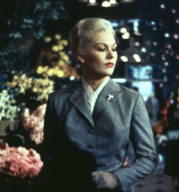 Kim Novak u sivom kostimu u filmu 'Vrtoglavica'