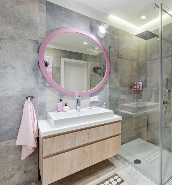 Veliko okruglo ogledalo u kupaonici