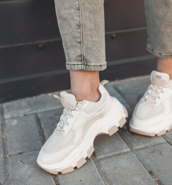 Bijele tenisice svakom outfitu daju dozu sportske elegancije