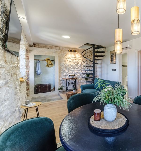 Prelijepo uređena kamena kuća na otoku Braču koja datira iz 17. stoljeća