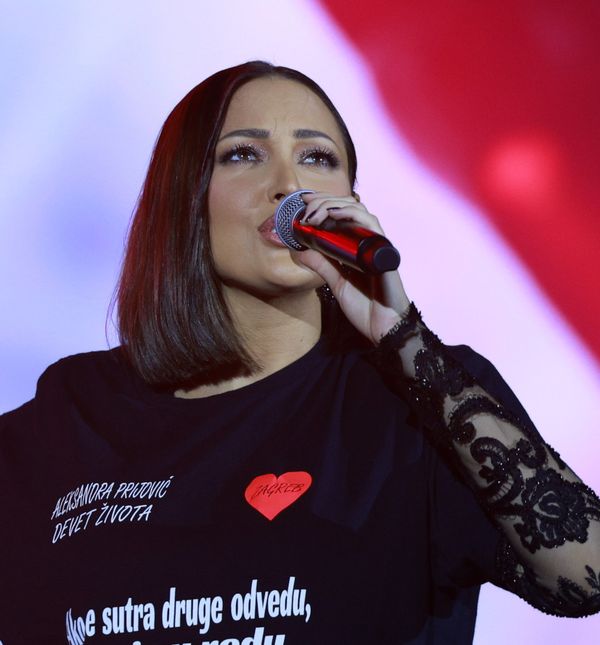 Aleksandra Prijović u majici sa stihovima pjesme 'Devet života' i srcem u kojem piše 'Zagreb'