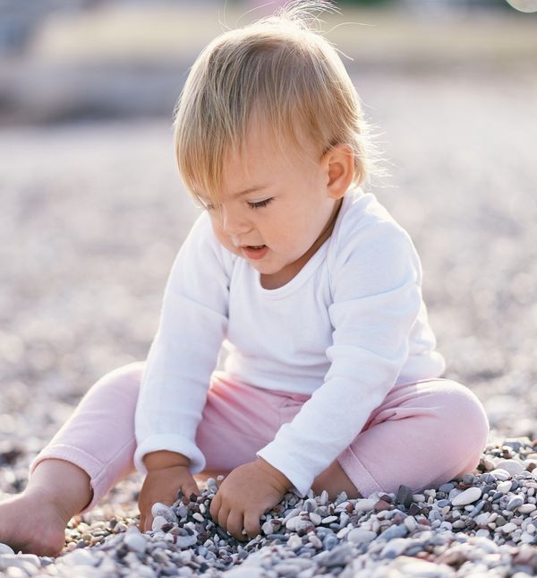 Dijete se igra s kamenčićima