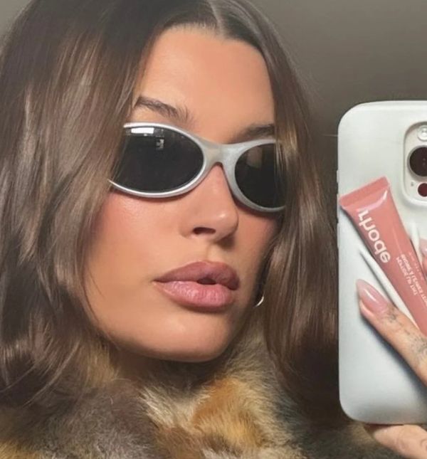 Brend Rhode, koji je osnovala Hailey Bieber, izbacio je maskicu za mobitel koja služi i kao držač balzama za usne