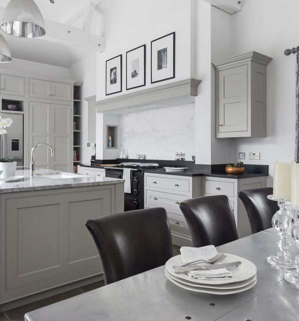 Elegantna kuhinja s izlazom na terasu