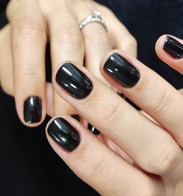 Crna manikura