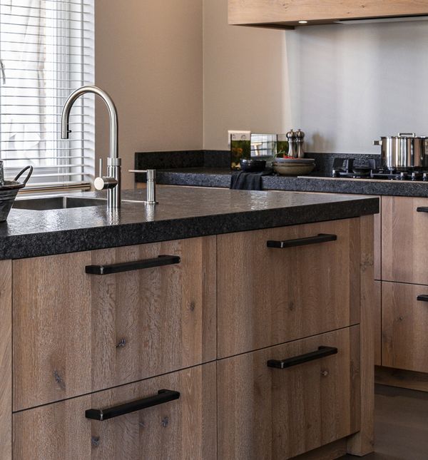 Elegantan stan uređen s puno crne boje