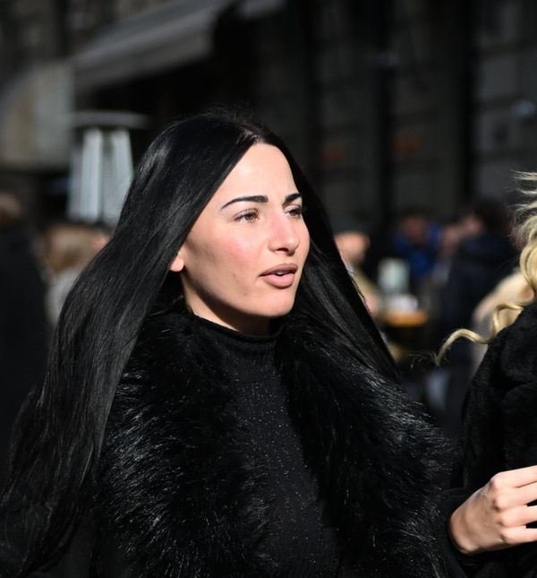 Modne blizanke u lakiranim čizmama visokih sara - 4