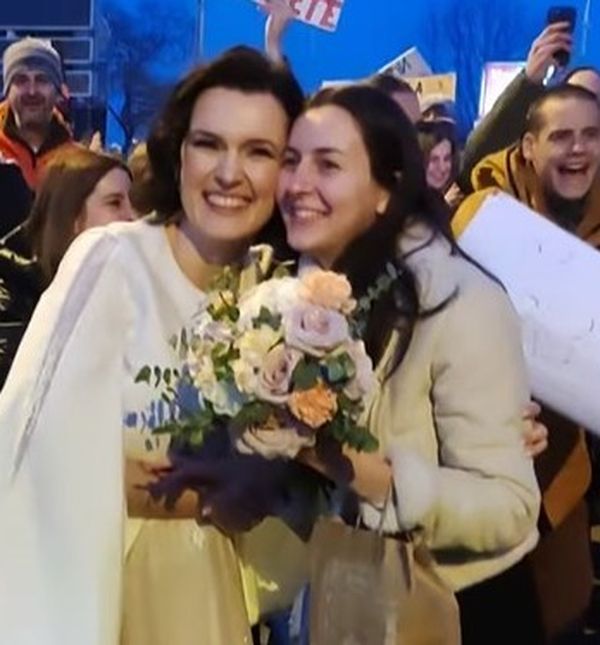 Mladenka iz Novog Sada sa studenticom koja je ulovila njezin buket