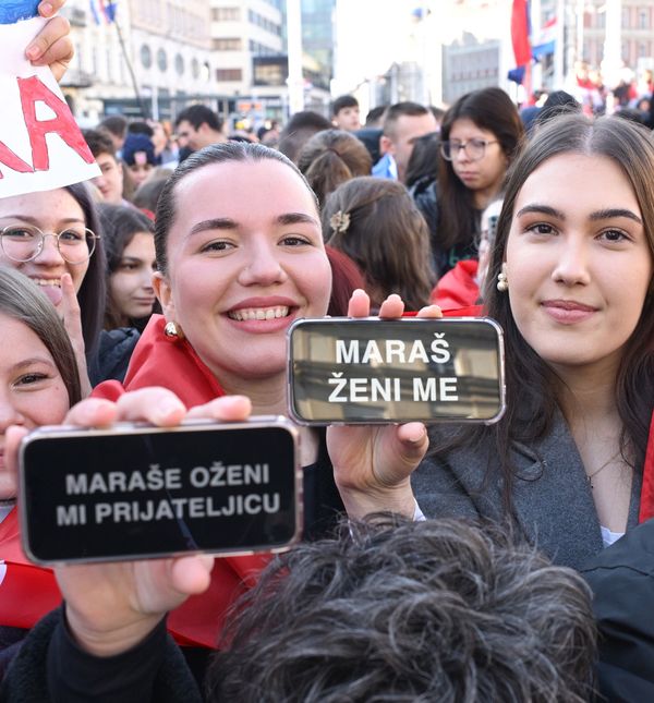 Poruke rukometašima na dočeku na Trgu bana Jelačića u Zagrebu