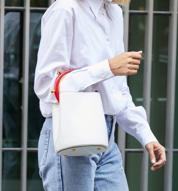 Bijela košulja je svestrani modni klasik