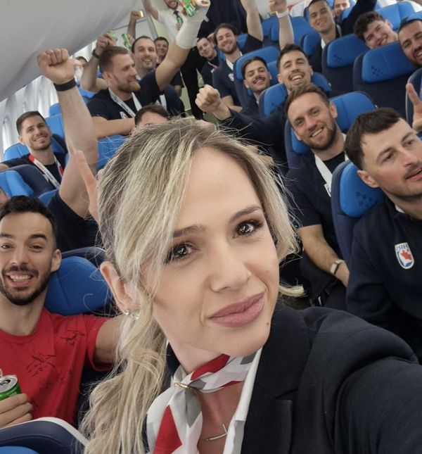 Na selfiju s rukometašima nalazi se lijepa stjuardesa iz Virovitice