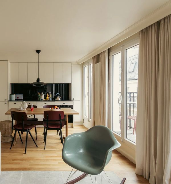 Dnevni boravak s trima balkonskim vratima prava je oaza opuštanja, a spojen je s kuhinjom i blagovaonom