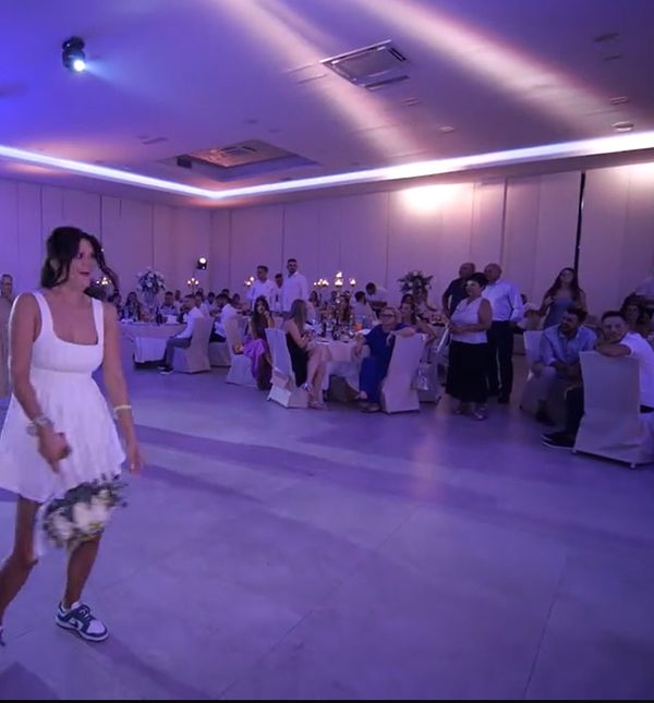 Mladenka Klara baca buket