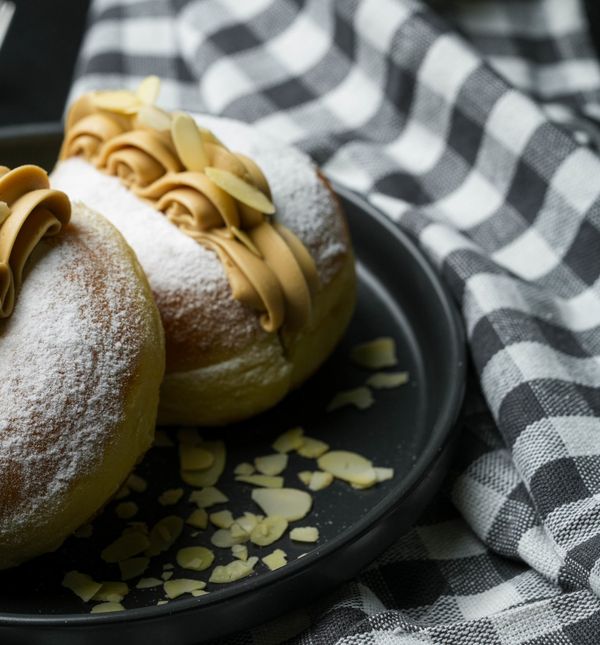 Krafna od bijele čokolade, kokosa i tostiranih badema
