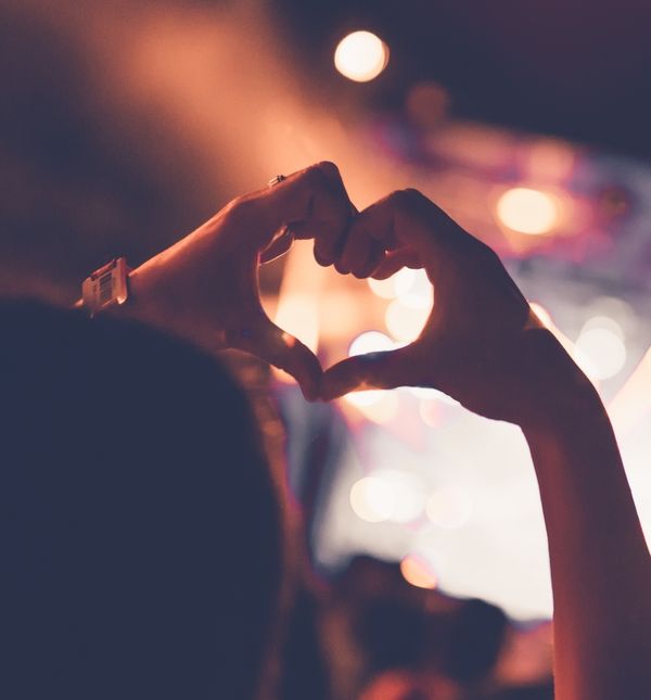 U brojnim je pjesmama ljubav uvijek u zraku