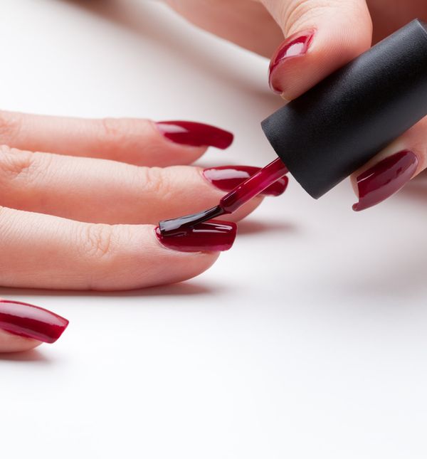Povlači se lak za nokte