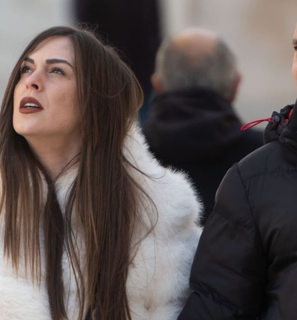 Street stylerica iz Zadra nosi bijelu bundicu