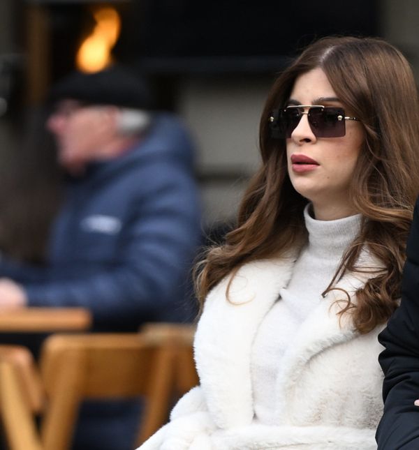 Street style trudnica iz Zagreba nosi bijelu kombinaciju