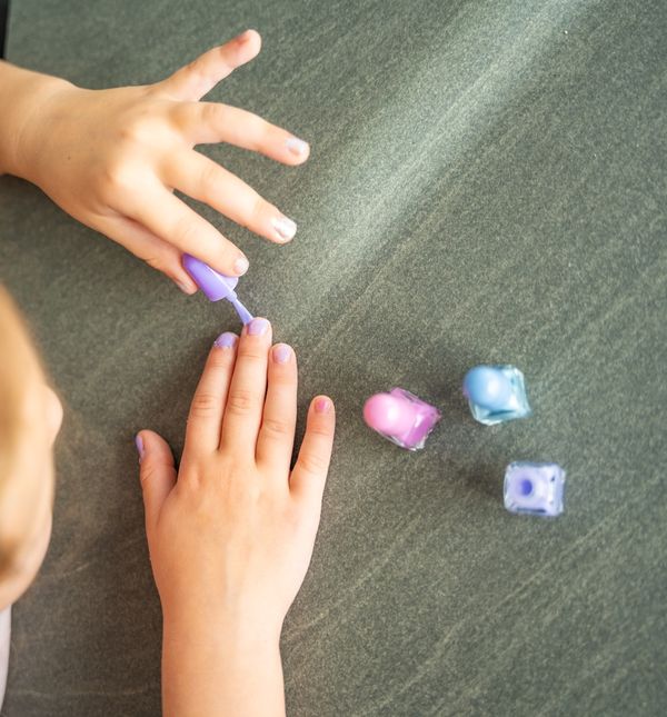 Djevojčica lakira nokte