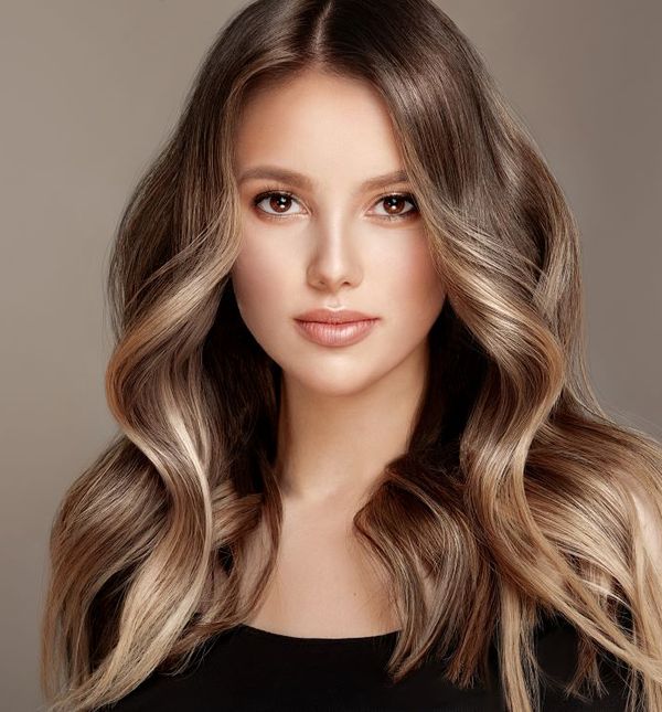 Za brinete su popularne bogate čokoladne nijanse s laganim balayage efektom