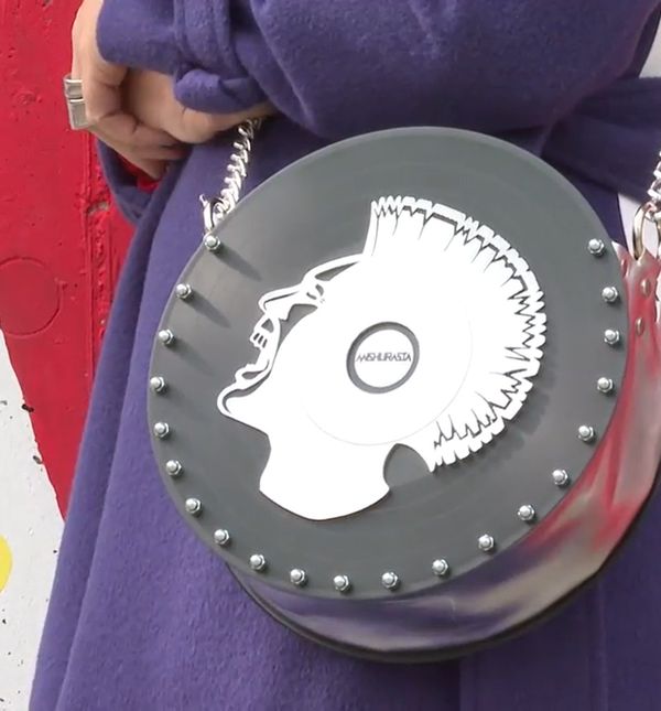 Milijana Jovičić izrađuje torbe od gramofonskih ploča