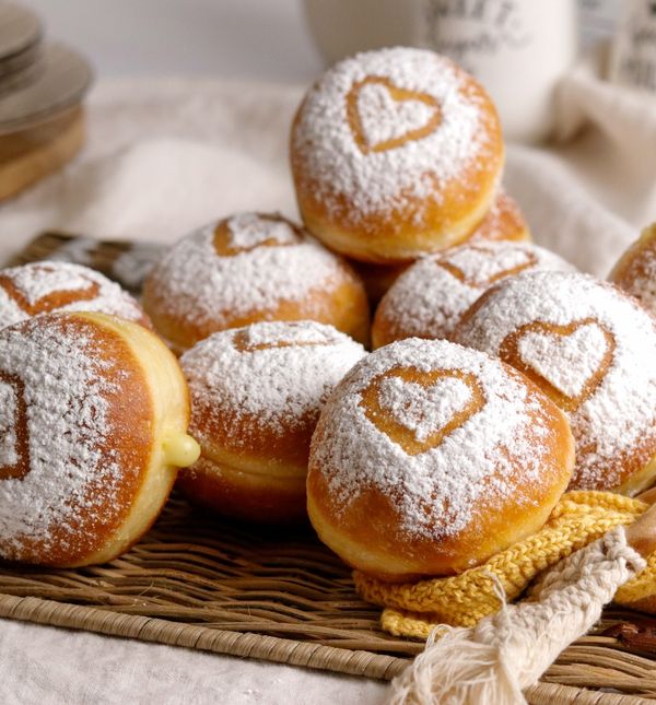 Krafne možete ukrasiti tako da izrežete komad papira u željenom obliku pa stavite šećer