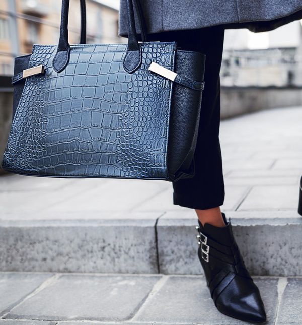 Crne hlače s porubom do gležnja popularan su izbor za poslovne kombinacije