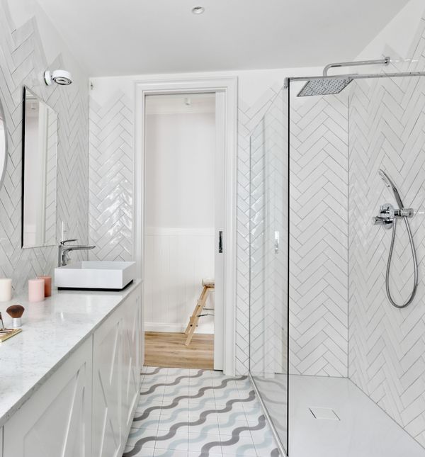 Pločice u uzorku riblje kosti u kupaonici