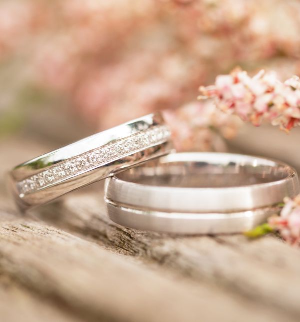 Dok su prvi mjeseci često obilježeni zaljubljenošću i prilagodbom, s godinama brak dobiva dublje značenje, stabilnost i novu vrstu bliskosti