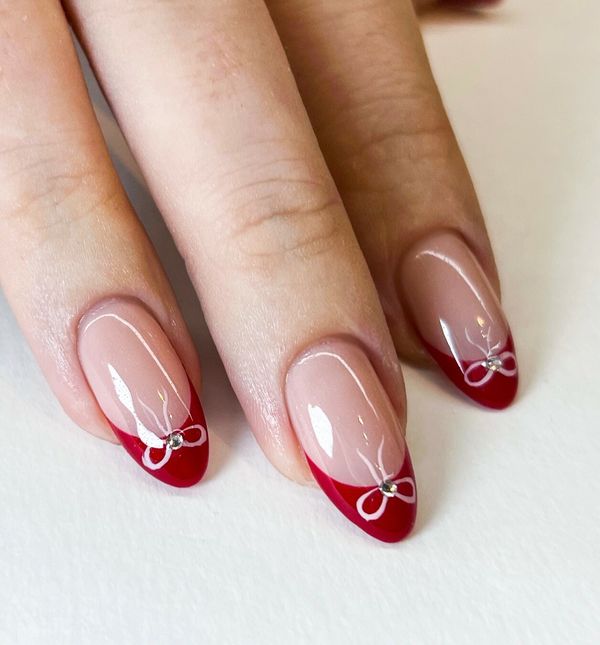 Manikure s crvenim detaljima