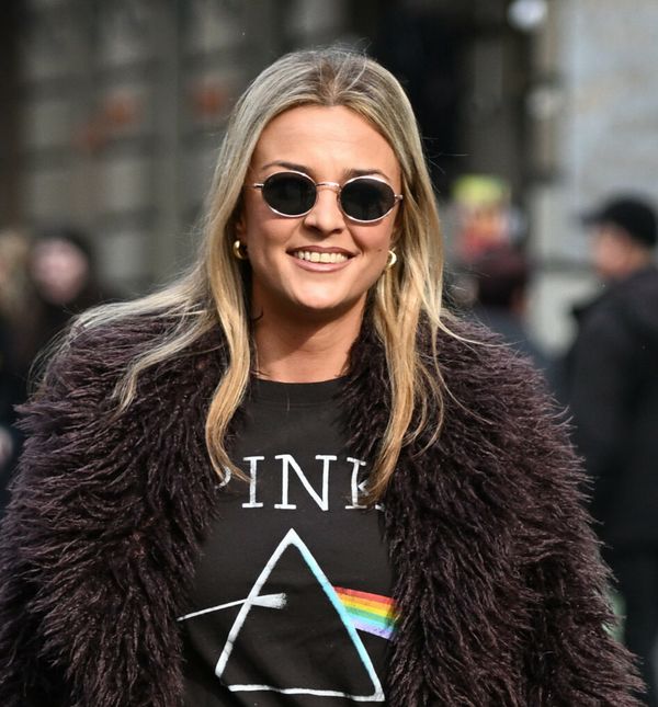 Zagrebačka street stylerica nosi crnu majicu s natpisom Pink Floyd