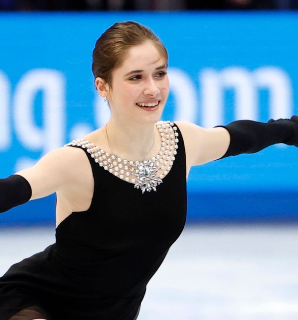 Isabeau Levito kao Audrey Hepburn na ledu