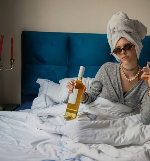 Milenijalka nanosi parfem