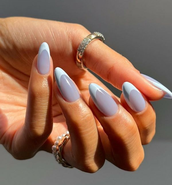 Svjetloplava francuska manikura izgleda divno