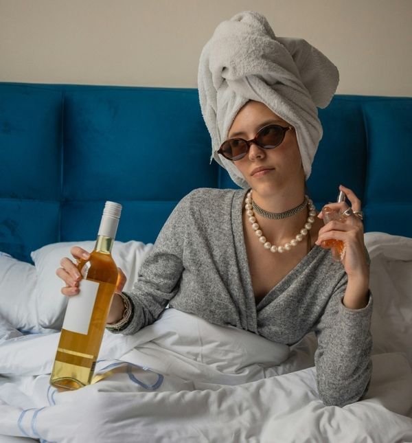 Milenijalka nanosi parfem