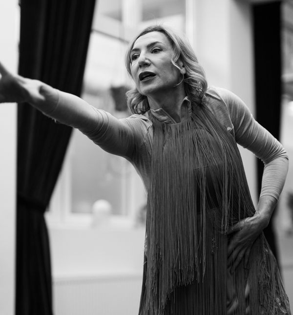 JA GLUMICA! Daria Lorenci Flatz u monodrami donosi nevjerojatnu emociju, iskrenost i žensku snagu JA GLUMICA! Daria Lorenci Flatz u monodrami donosi nevjerojatnu emociju, iskrenost i žensku snagu