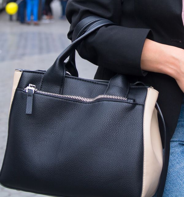 Torba je omiljeni modni dodatak koji može podići i najobičniju kombinaciju