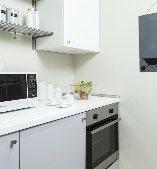 Jednostavno uređen stan s malom kuhinjom