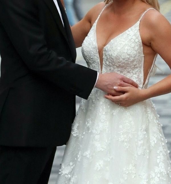 Slavne mladenke koje se nisu skrivale od fotografa, a do crkve i matičare stigle su Slavne mladenke koje se nisu skrivale od fotografa, a do crkve i matičare stigle su