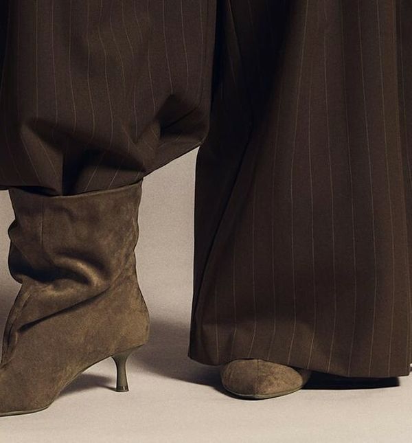 Vrećaste gležnjače od brušene kože bit će hit proljeća 2026.