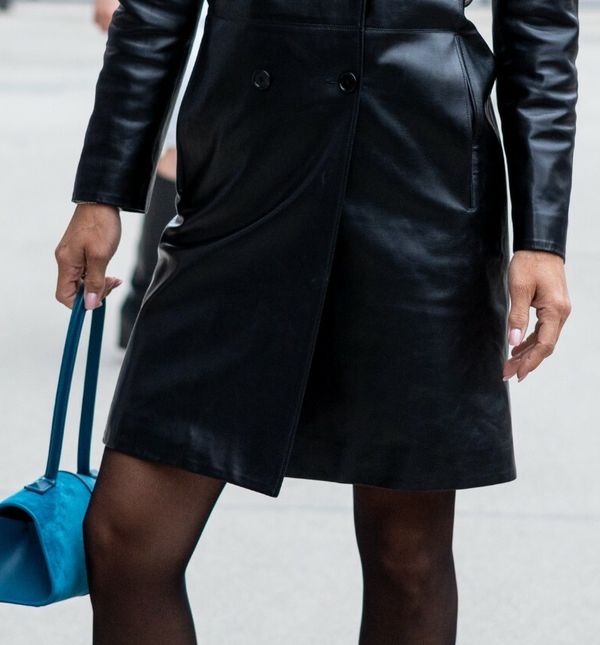 Crni kožnati kaput do iznad koljena nikad ne izlazi iz mode