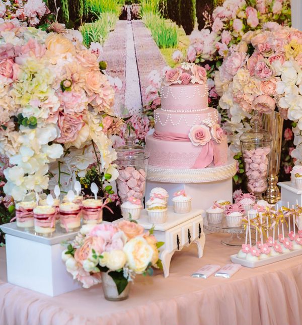 Desertni stol s bogatom ponudom slastica pravi je hit među mladencima (Foto:Guliver/Thinkstock)