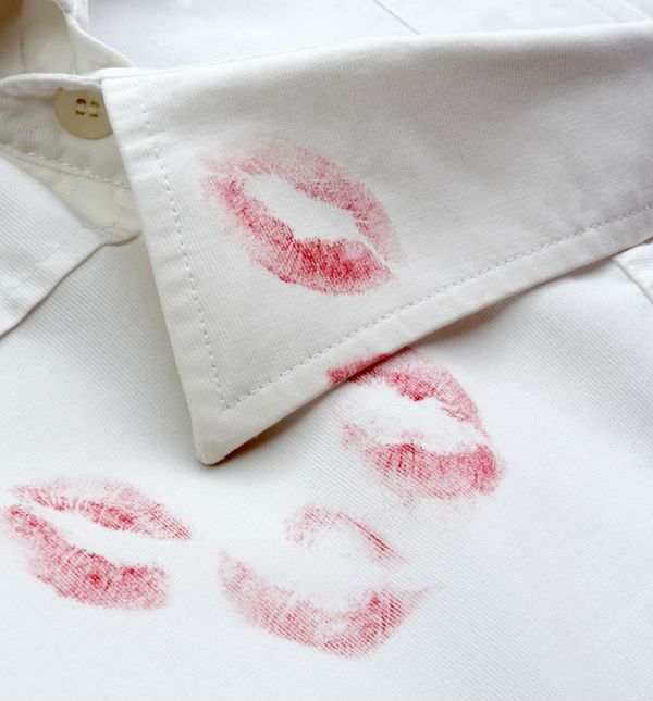 Muška košulja umrljana ružem