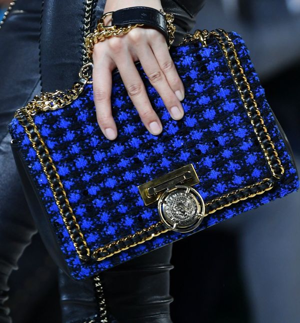 Torba modne kuće Balmain s upečatljivom teksturom