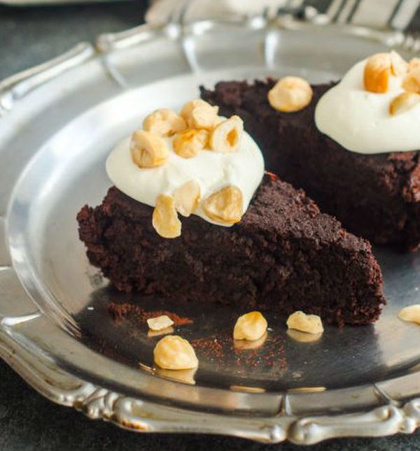 Čokoladnu tortu poslužite s tučenim vrhnjem