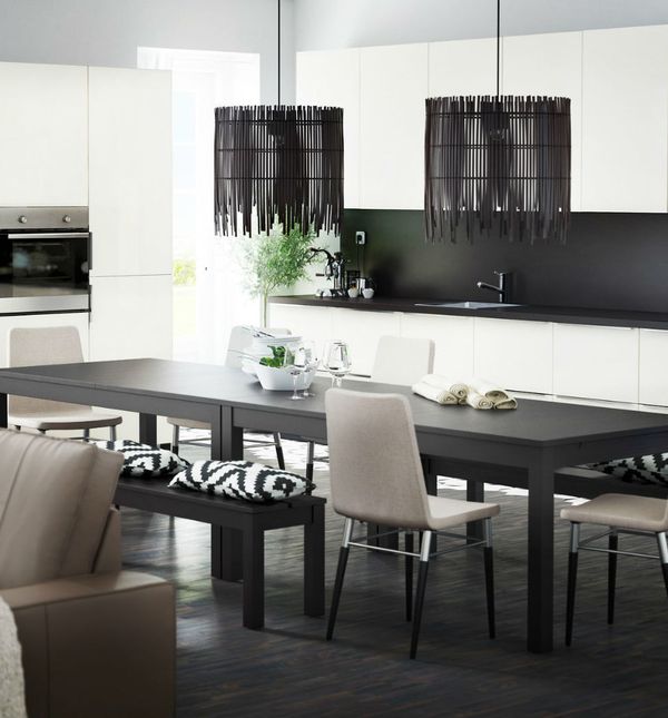 Po sniženim cijenama u robnoj kući IKEA možete kupiti stolce, stolove, svjetiljke,...