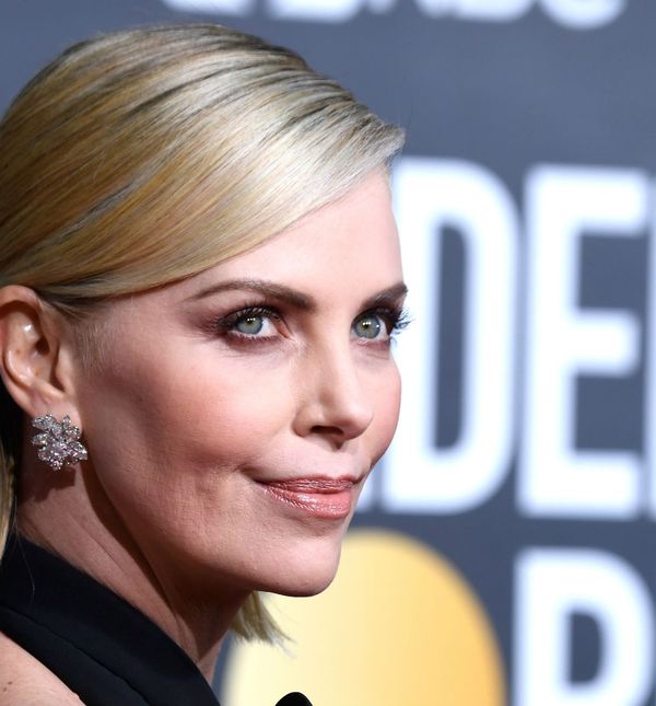 Charlize Theron nosila je šiške začešljane na stranu na dodjelu Zlatnih globusa