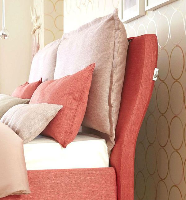 Detalji poput jastuka u koraljnoj boji