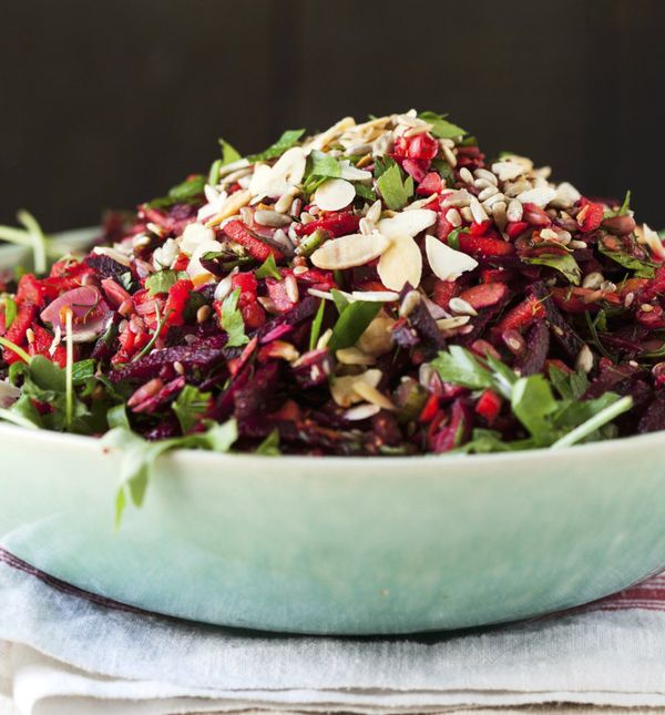 Ukusna salata s ciklom, crvenim zeljem i drugim zdravim namirnicama