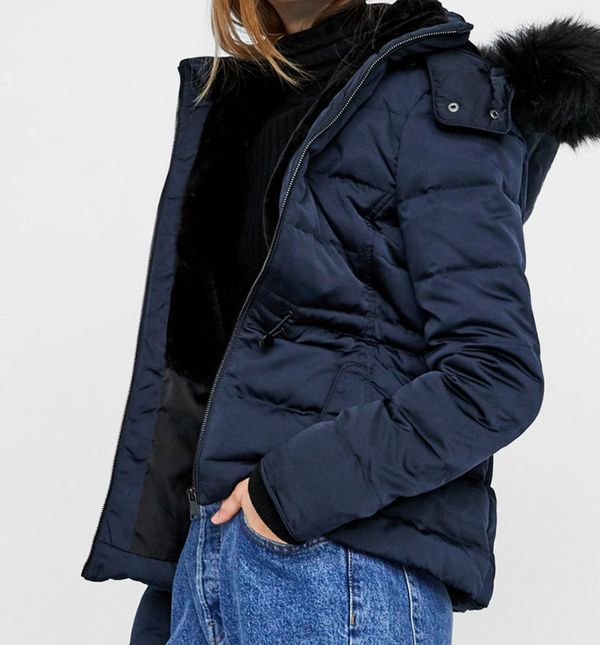 Pernata jakna ženska je saveznica u zimskim mjesecima